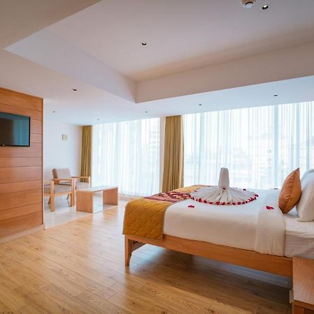 Townbridge Hotels & Suites Kochi 外观 照片