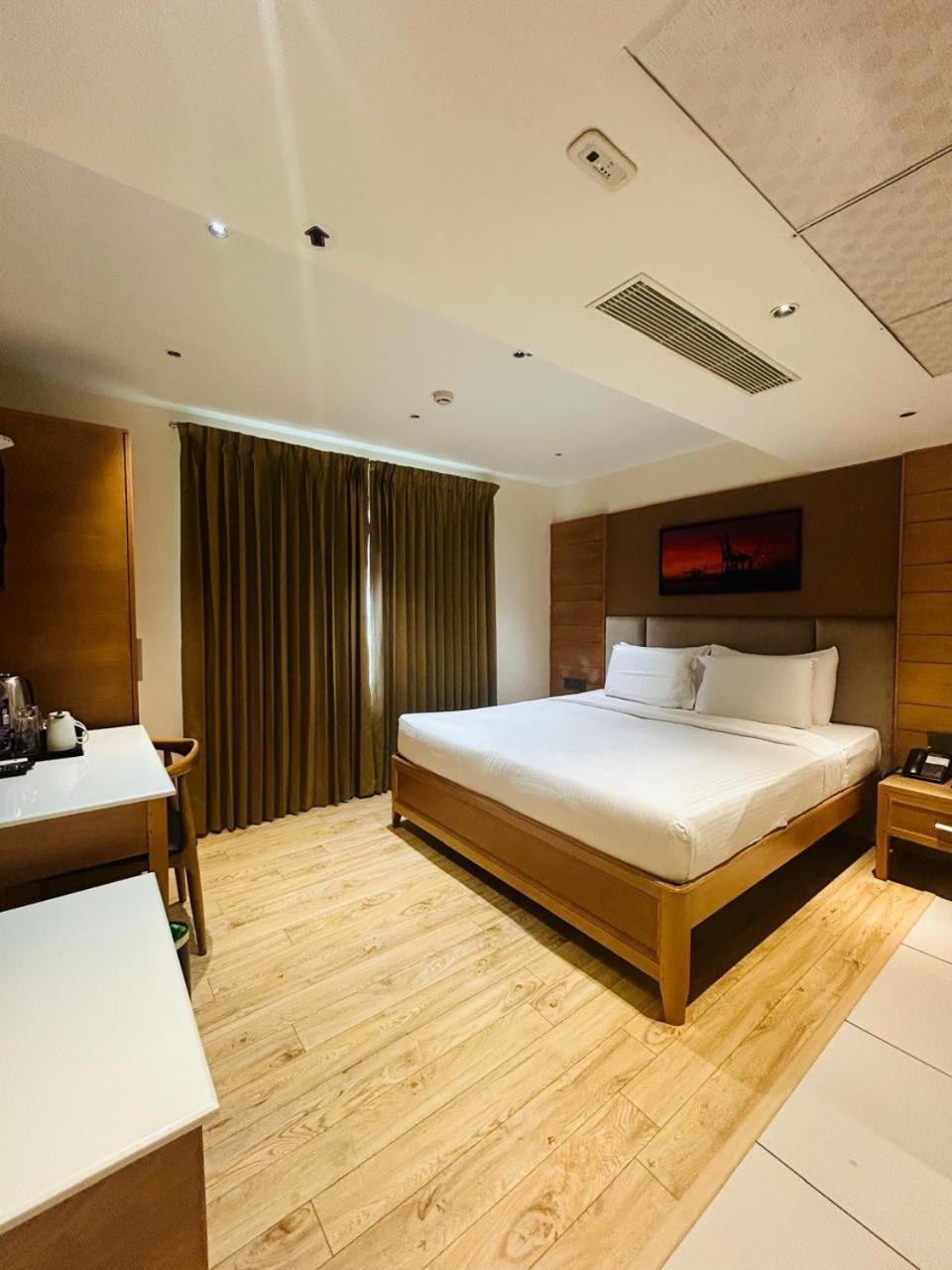 Townbridge Hotels & Suites Kochi 外观 照片